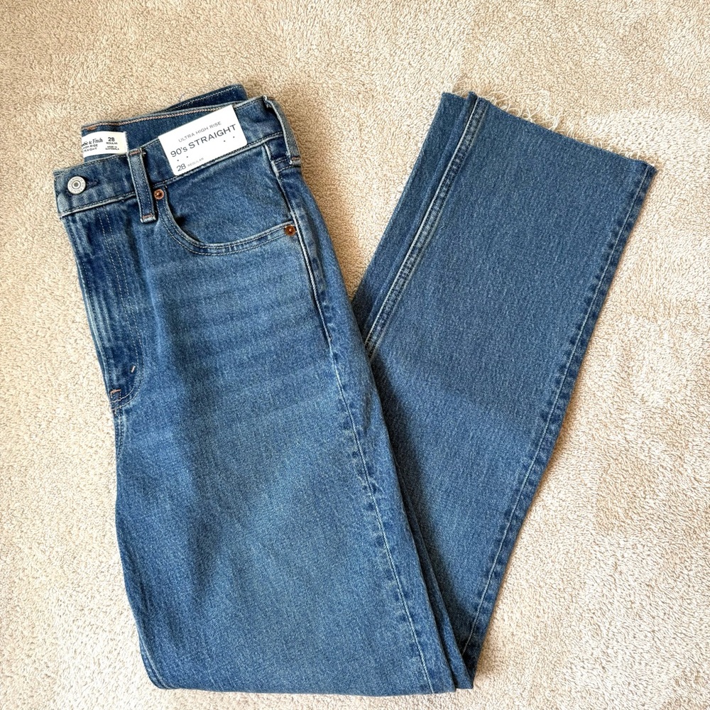 NWT- Abercrombie & Fitch Ultra High-Rise 90’s Straight Jeans Size 28